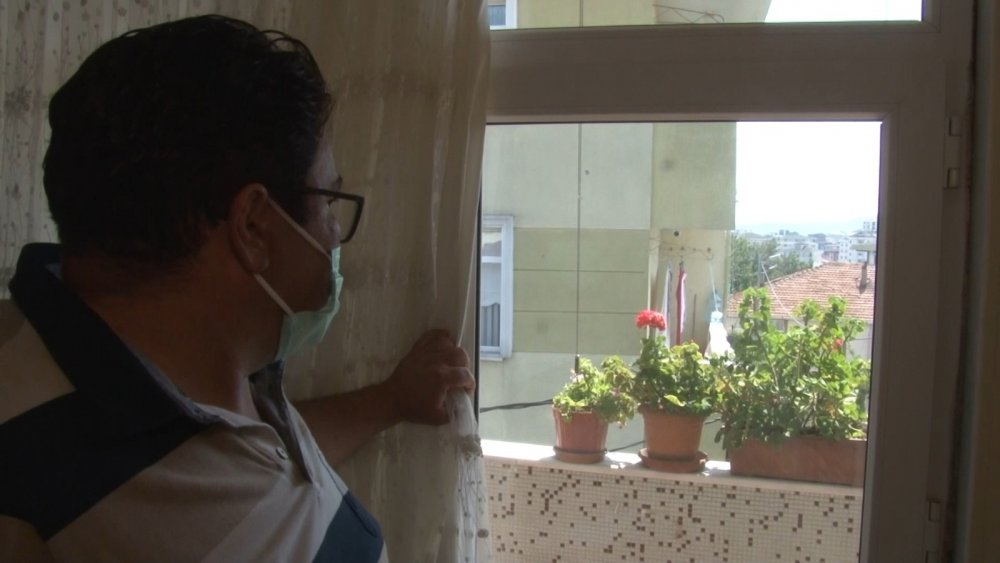 Güvenlik kamerası ile komşu tacizi! Engelli şahıs ve ailesine gösterdiği 'şey!' kameraya takıldı