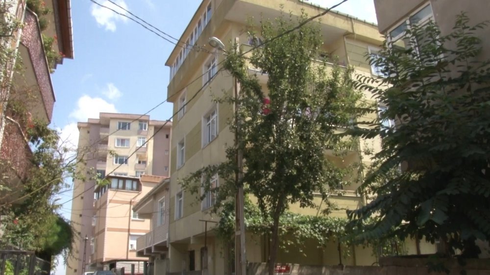 Güvenlik kamerası ile komşu tacizi! Engelli şahıs ve ailesine gösterdiği 'şey!' kameraya takıldı