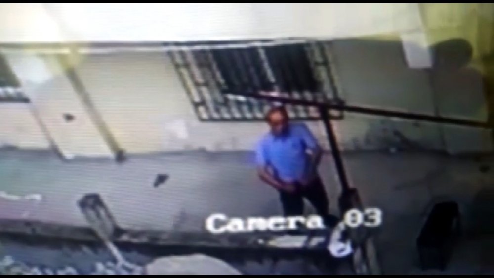 Güvenlik kamerası ile komşu tacizi! Engelli şahıs ve ailesine gösterdiği 'şey!' kameraya takıldı