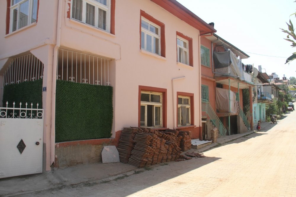 Konya'da evinde boya yaparken pencereden düşen şahıs hastanelik oldu