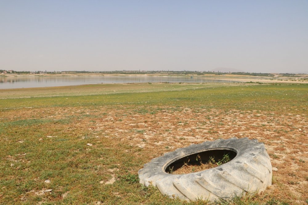 Malatya Karakaya Barajı'nda ilginç görüntü! İkiye bölündü