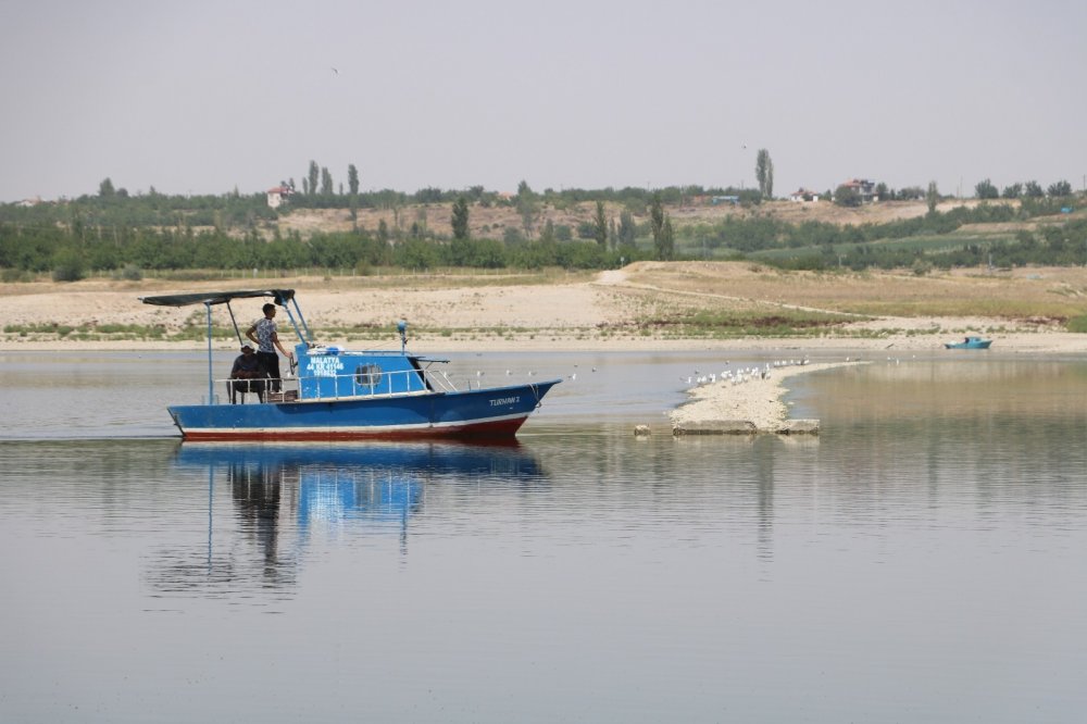 Malatya Karakaya Barajı'nda ilginç görüntü! İkiye bölündü