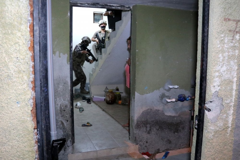 Adana sabaha böyle uyandı! Özel Harekatla evleri aradılar