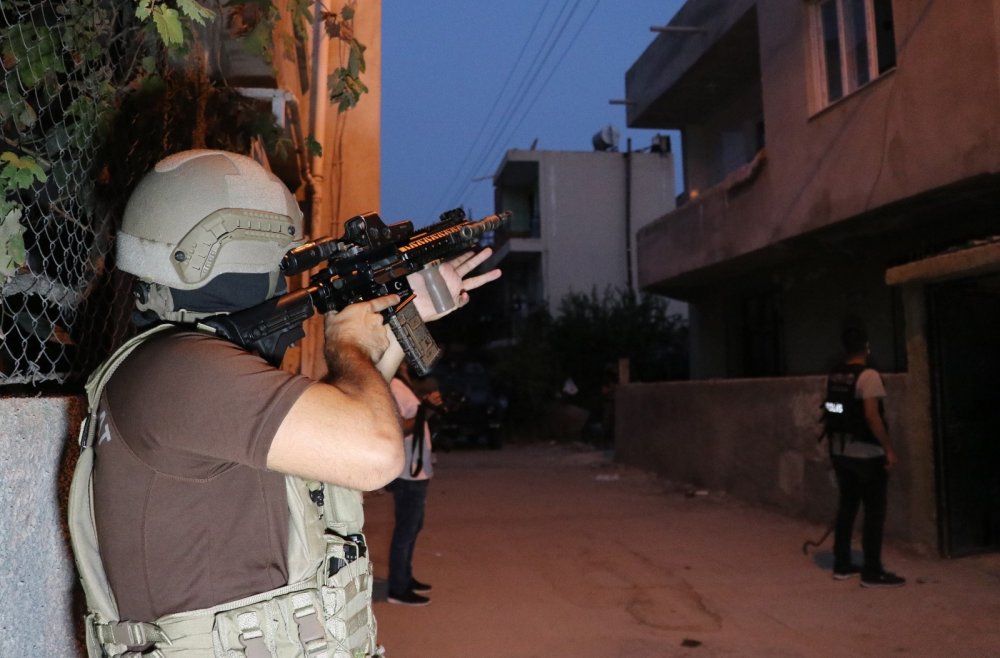 Adana sabaha böyle uyandı! Özel Harekatla evleri aradılar