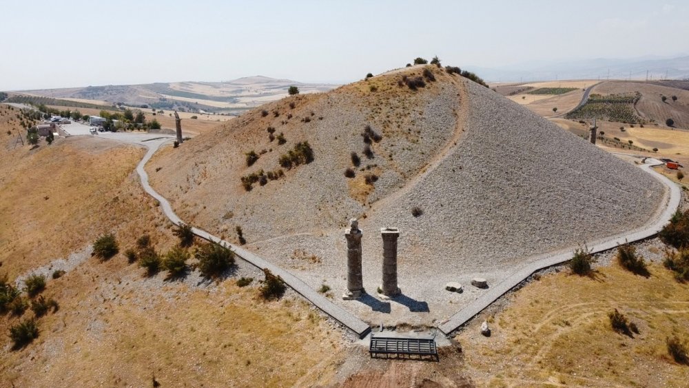 Adıyaman'daki Karakuş Tümülüsü'nün içine giriliyor