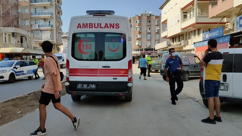 Manavgat'ta aniden yola fırlayan küçük kıza otomobil çarptı