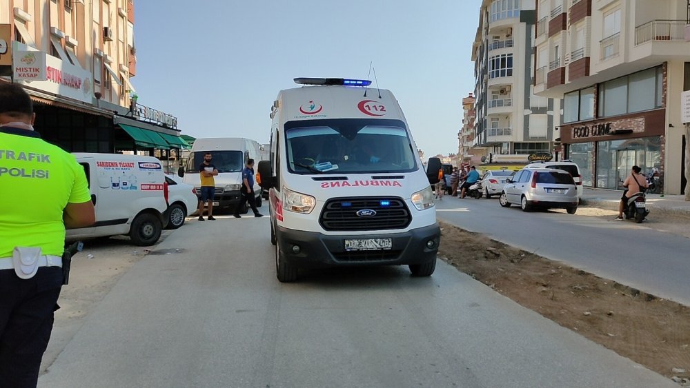 Manavgat'ta aniden yola fırlayan küçük kıza otomobil çarptı