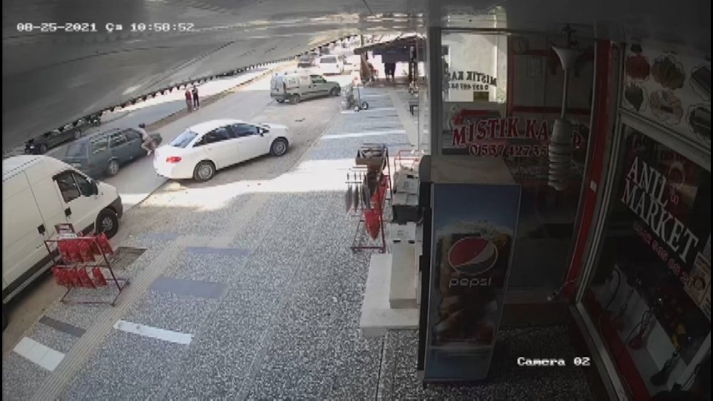 Manavgat'ta aniden yola fırlayan küçük kıza otomobil çarptı
