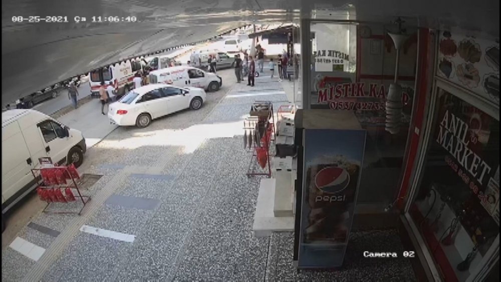Manavgat'ta aniden yola fırlayan küçük kıza otomobil çarptı