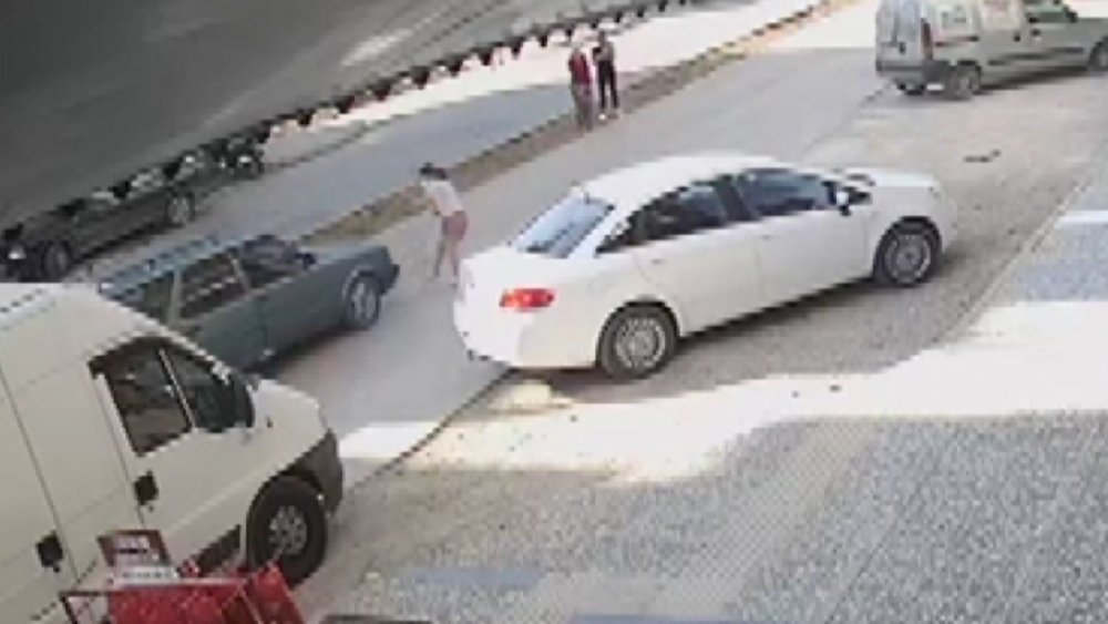 Manavgat'ta aniden yola fırlayan küçük kıza otomobil çarptı