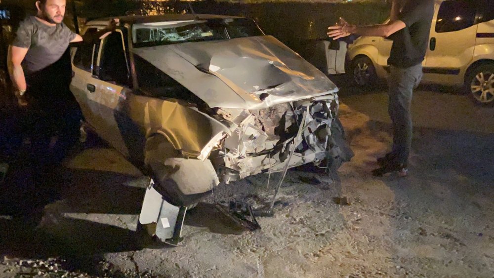 Çarpışan iki otomobil savruldu! 1’i ağır 2 yaralı