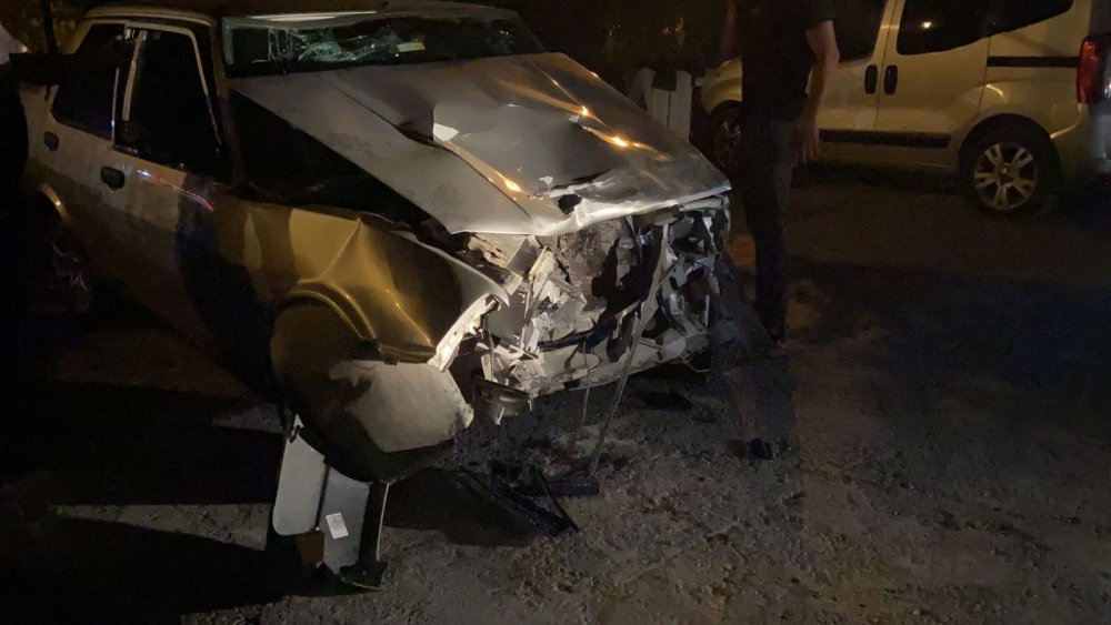 Çarpışan iki otomobil savruldu! 1’i ağır 2 yaralı