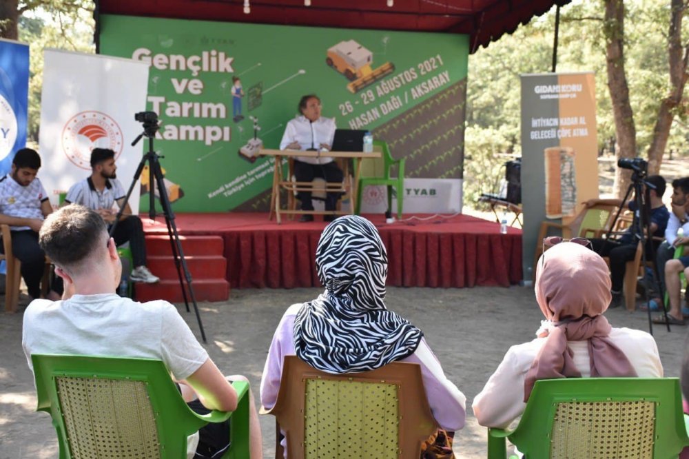 Cumhurbaşkanlığı Başdanışmanı Saraçoğlu'ndan gençlerle doğal tarım ve tarımsal kalkınma sohbeti