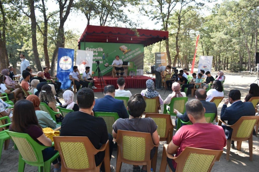 Cumhurbaşkanlığı Başdanışmanı Saraçoğlu'ndan gençlerle doğal tarım ve tarımsal kalkınma sohbeti