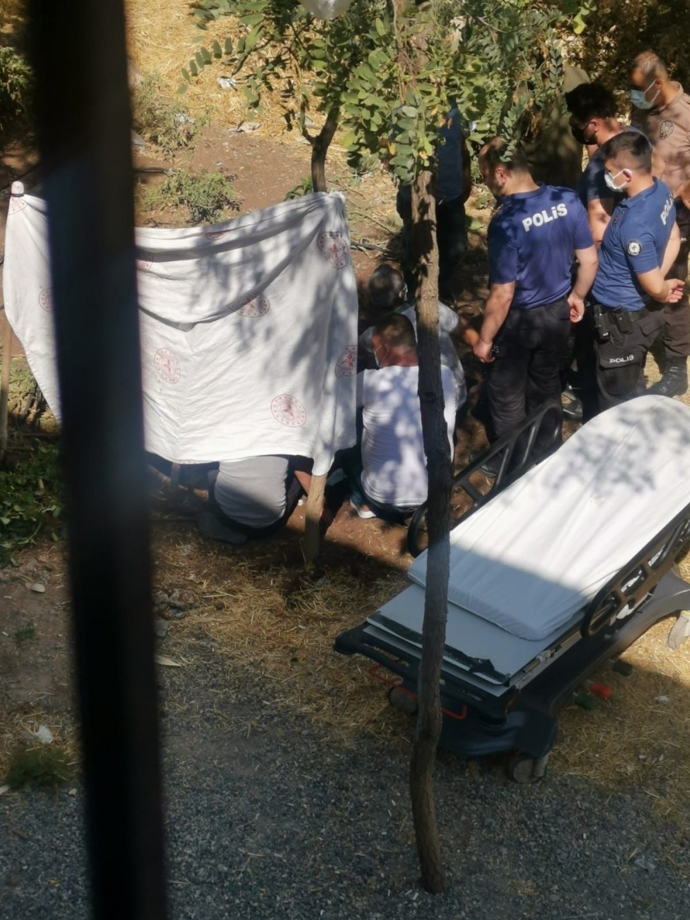 Elektrik çarpan genç kadını hastane tedavisini reddedip toprağa gömdüler!