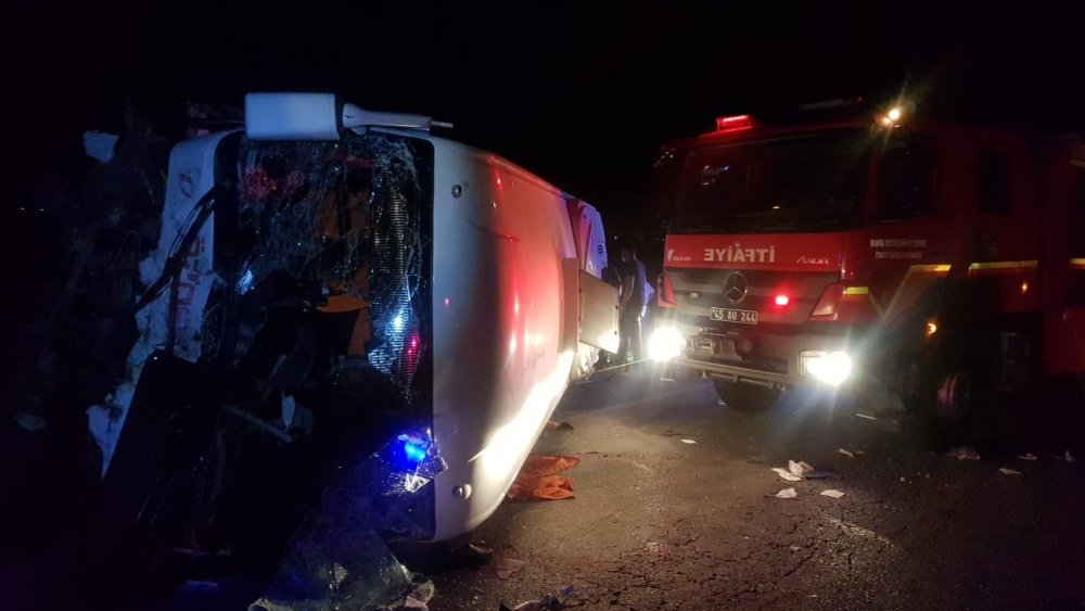 İşçi servisi otomobille kafa kafaya çarpıştı! 3 ölü 4 yaralı