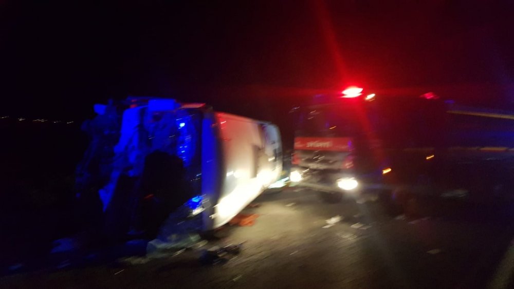 İşçi servisi otomobille kafa kafaya çarpıştı! 3 ölü 4 yaralı