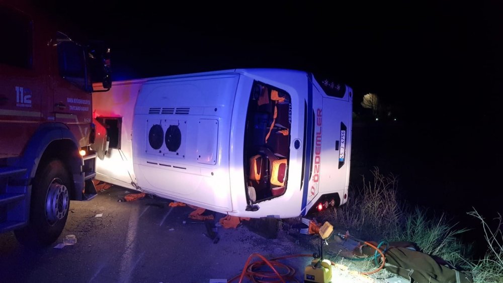 İşçi servisi otomobille kafa kafaya çarpıştı! 3 ölü 4 yaralı