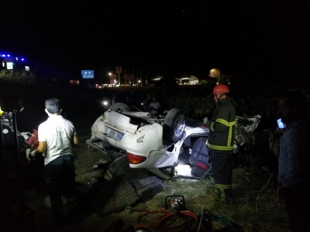 İşçi servisi otomobille kafa kafaya çarpıştı! 3 ölü 4 yaralı