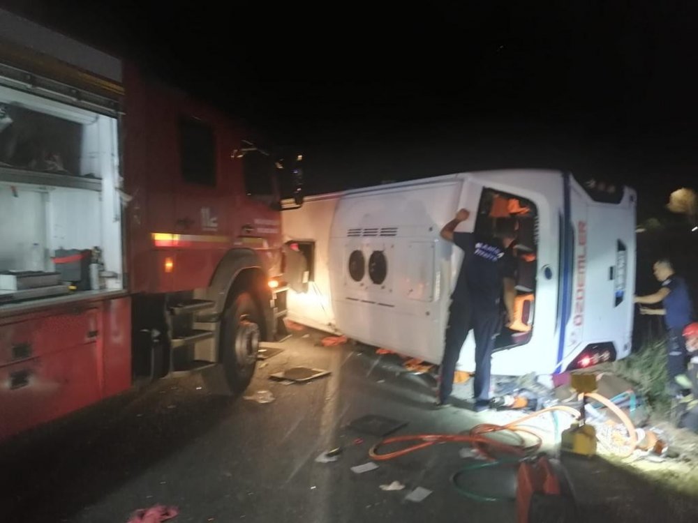 İşçi servisi otomobille kafa kafaya çarpıştı! 3 ölü 4 yaralı