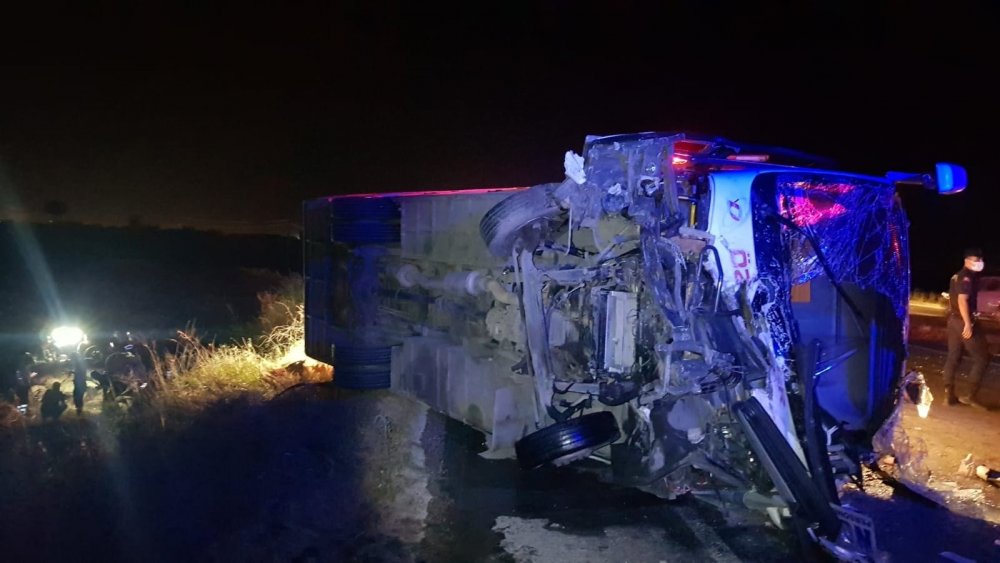 İşçi servisi otomobille kafa kafaya çarpıştı! 3 ölü 4 yaralı