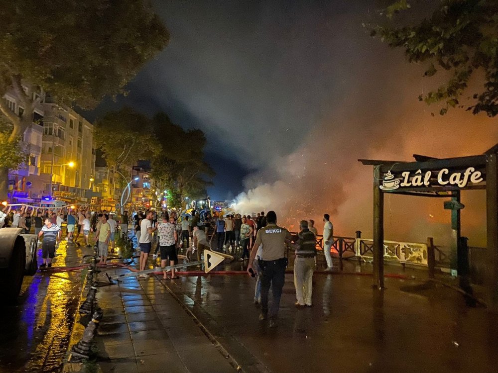 Kafede başlayan yangın restorana sıçradı! İki işletme de kullanılamaz hale geldi