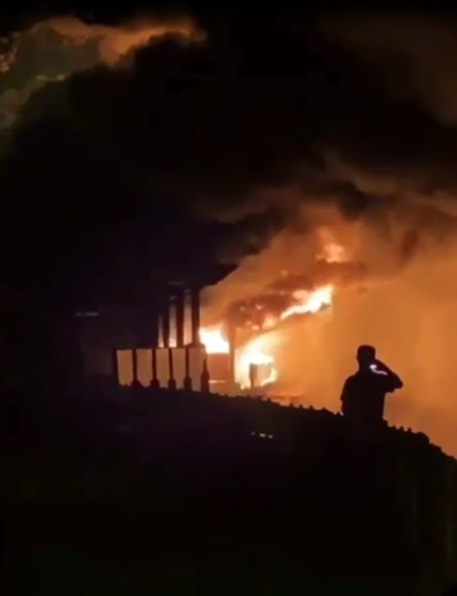 Kafede başlayan yangın restorana sıçradı! İki işletme de kullanılamaz hale geldi