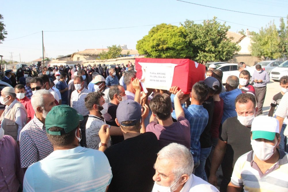 Konya'daki feci kazada hayatını kaybeden sözleşmeli er Talha Andaç memleketi Karaman’da toprağa verildi