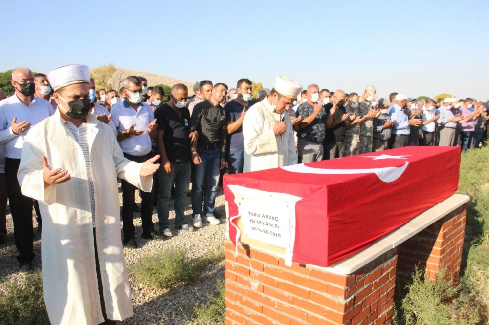 Konya'daki feci kazada hayatını kaybeden sözleşmeli er Talha Andaç memleketi Karaman’da toprağa verildi