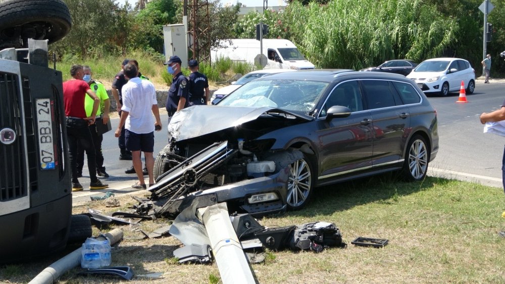 Manavgat-Alanya yolu savaş alanına döndü kimsenin burnu bile kanamadı