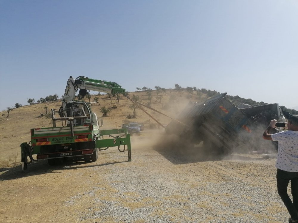 Konya'dan İzmir'e taşınan ailenin bulunduğu kamyon Manisa'da yan yattı! 2'si ağır 7 yaralı