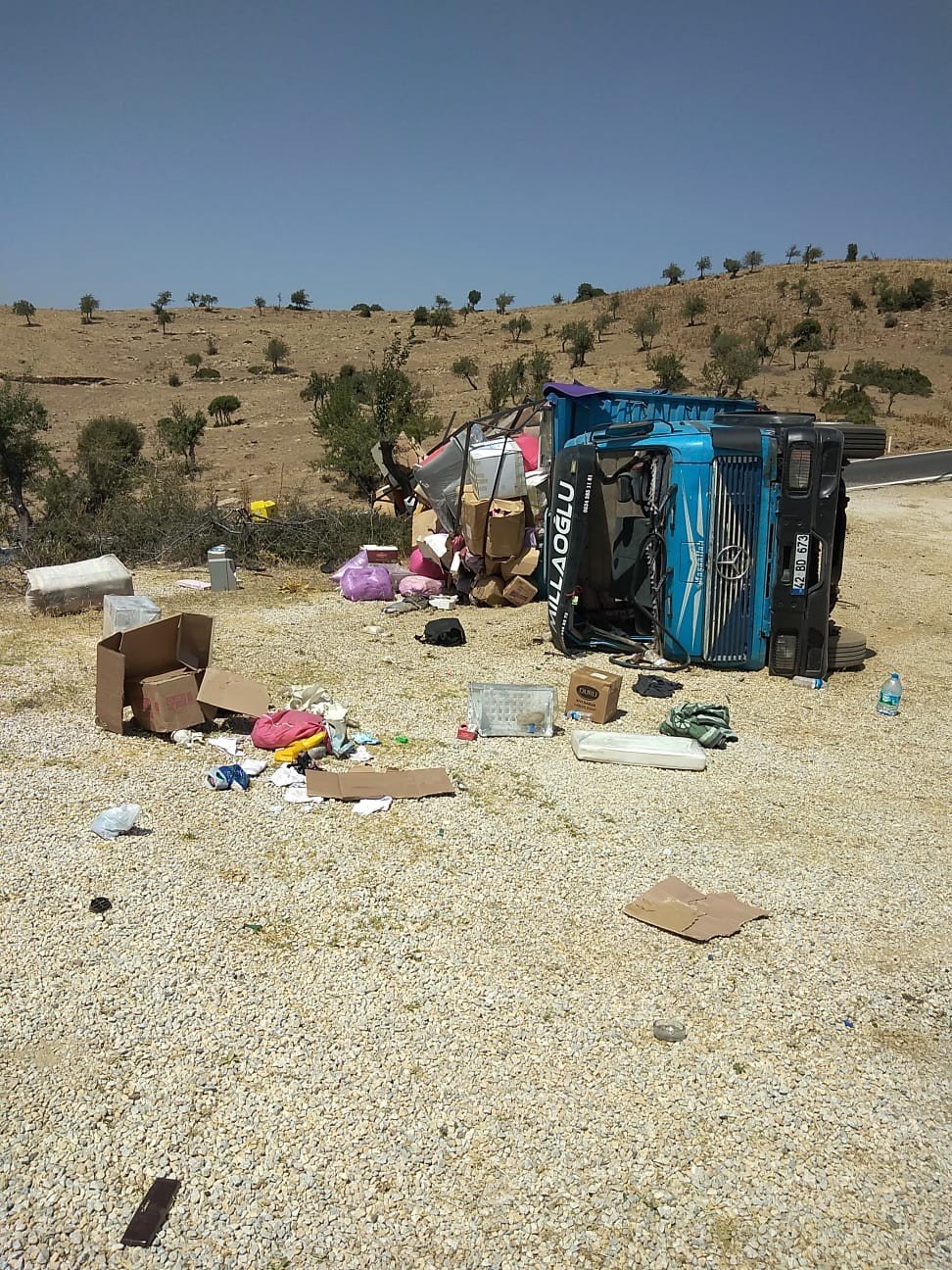 Konya'dan İzmir'e taşınan ailenin bulunduğu kamyon Manisa'da yan yattı! 2'si ağır 7 yaralı