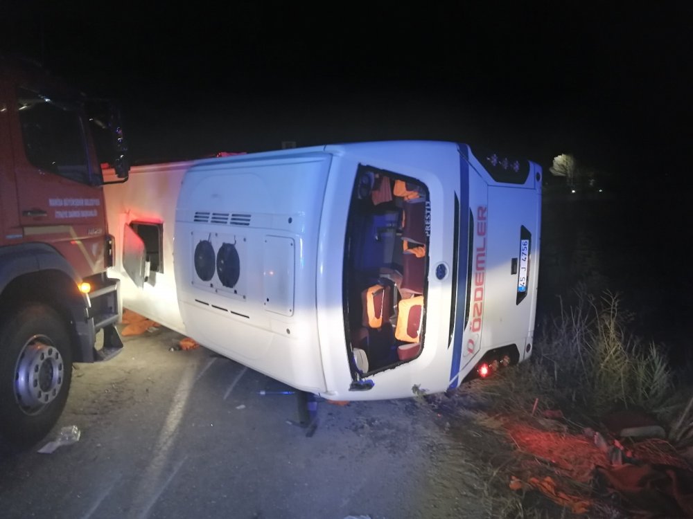 Servis minibüsü ile otomobilin kafa kafaya çarpışarak 4 kişinin öldüğü kazayla ilgili yeni detaylar