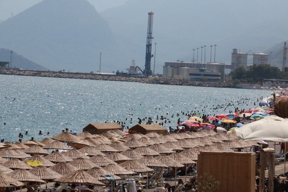 Antalya’da nem oranı yüzde 90! Bunalan denize koştu