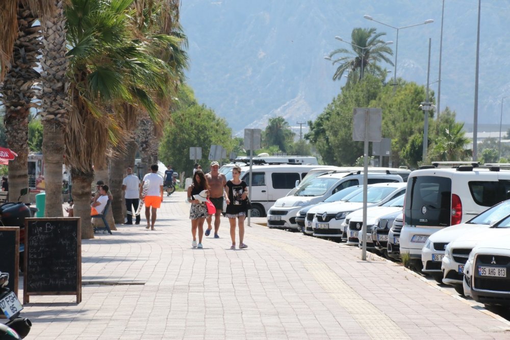 Antalya’da nem oranı yüzde 90! Bunalan denize koştu