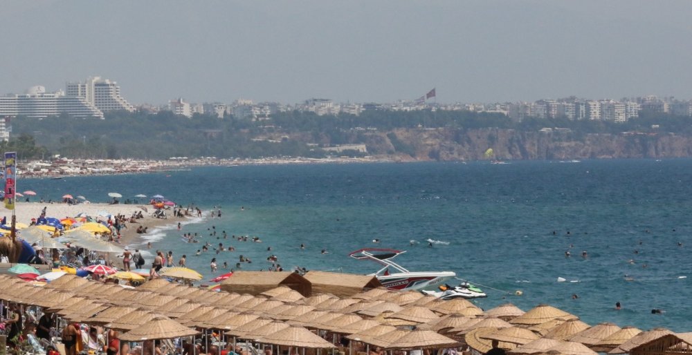 Antalya’da nem oranı yüzde 90! Bunalan denize koştu