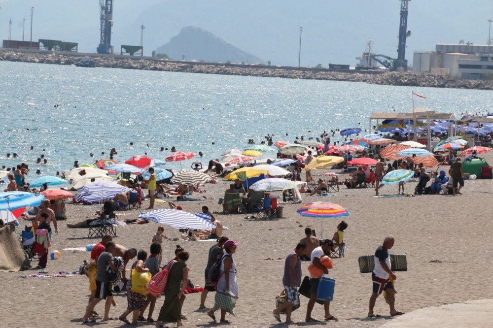 Antalya’da nem oranı yüzde 90! Bunalan denize koştu