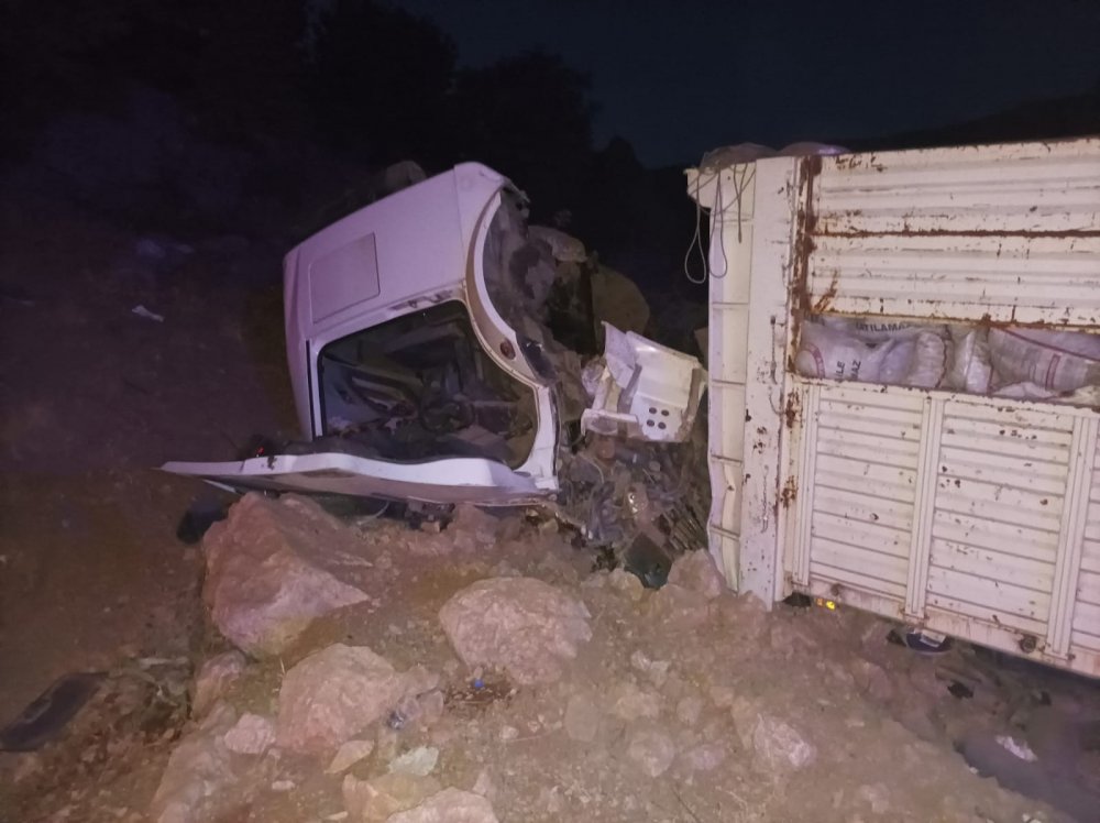 Kömür kamyonu takla atarak ters döndü! 2’si ağır 3 yaralı