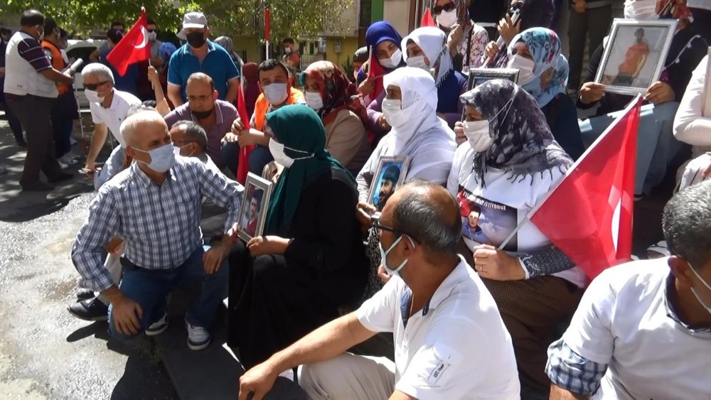 Konyalı görme engelliler Diyarbakır'da evlat nöbeti tutan ailelerin yanında