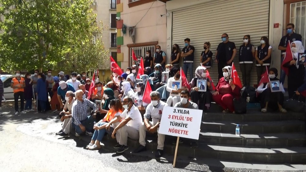 Konyalı görme engelliler Diyarbakır'da evlat nöbeti tutan ailelerin yanında