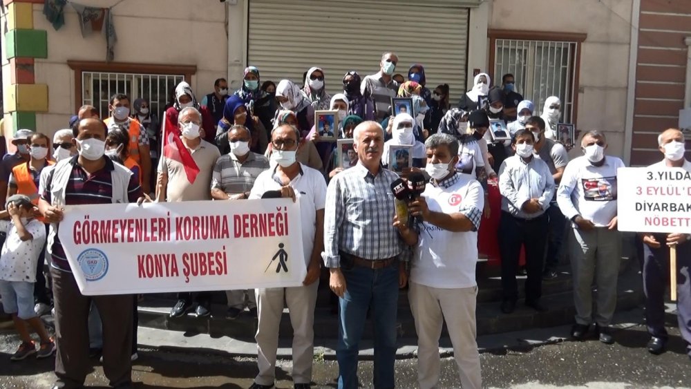 Konyalı görme engelliler Diyarbakır'da evlat nöbeti tutan ailelerin yanında