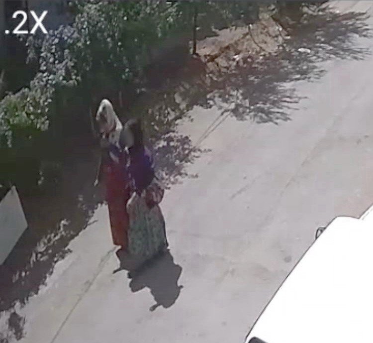 Misafirliğe giden öğretmenin çantası çalındı! 2 kadın hırsız kameraya takıldı