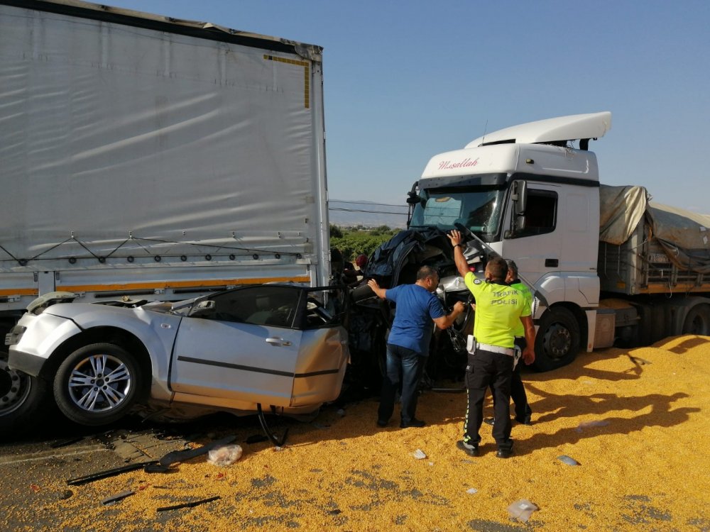 Mısır yüklü tır ışıkta bekleyen araçları ezdi geçti! 3 ölü 2'si ağır 5 yaralı