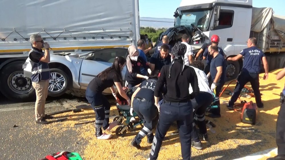 Mısır yüklü tır ışıkta bekleyen araçları ezdi geçti! 3 ölü 2'si ağır 5 yaralı
