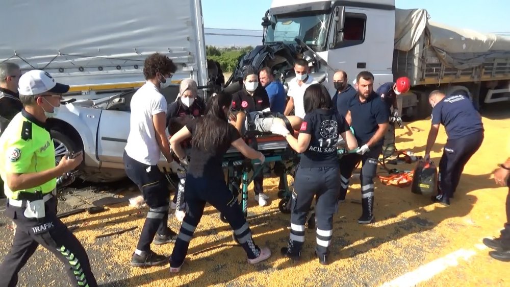 Mısır yüklü tır ışıkta bekleyen araçları ezdi geçti! 3 ölü 2'si ağır 5 yaralı