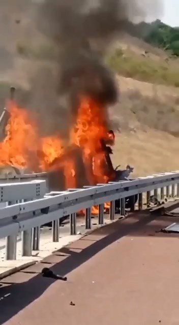 Otoyolda bariyerlere çarpan araç alev alev yandı! Yanmaktan son anda kurtuldular