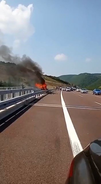 Otoyolda bariyerlere çarpan araç alev alev yandı! Yanmaktan son anda kurtuldular