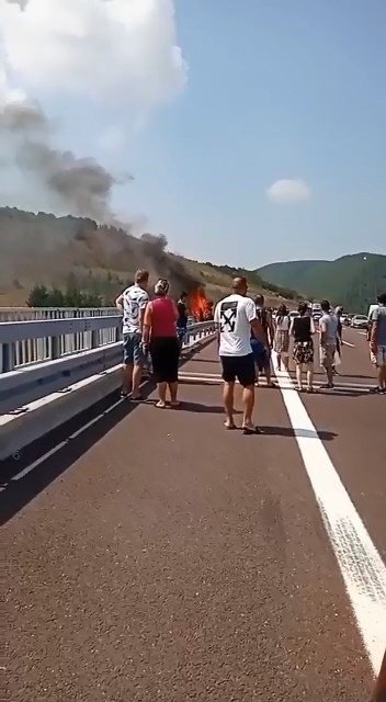 Otoyolda bariyerlere çarpan araç alev alev yandı! Yanmaktan son anda kurtuldular