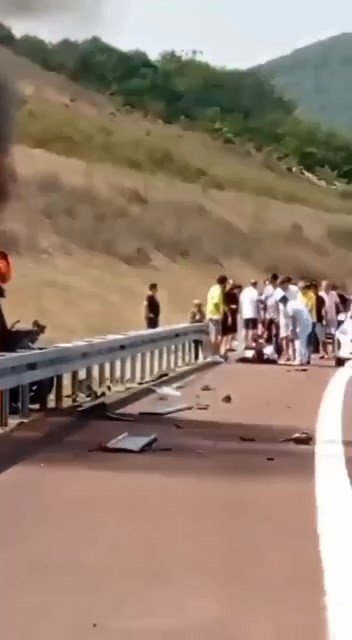 Otoyolda bariyerlere çarpan araç alev alev yandı! Yanmaktan son anda kurtuldular