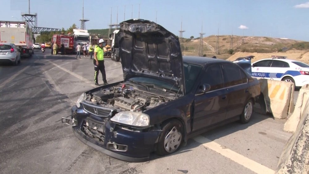 Pendik’te feci kaza! 2 tır ile 2 otomobil birbirine girdiği kazada taksi hurdaya döndü